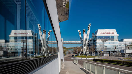 Porsche застрял в России: почему немецкий автогигант не может уйти с рынка