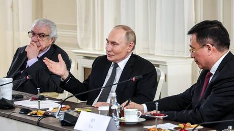 Путин: Зеленский может вести переговоры, но не имеет права подписывать мир