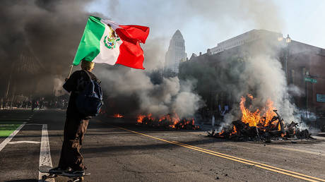 Trump demands apology from LA officials over riots — RT World News