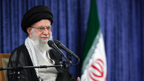 «Хаменеи — легкая мишень»: Трамп угрожает лидеру Ирана и требует капитуляции