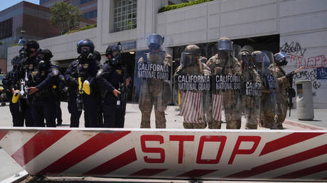 Губернатор Калифорнии против Трампа: кто виноват в беспорядках из-за мигрантов?