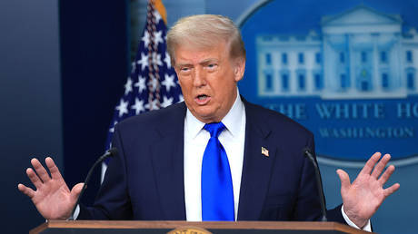 Трамп обвинил Хаменеи в неблагодарности и отменил смягчение санкций против Ирана