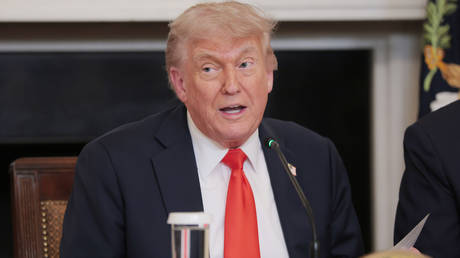 Трамп угрожает санкциями и России, и Украине