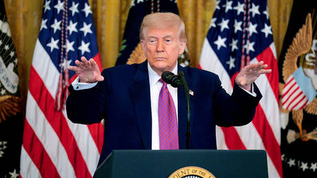 Трамп предупредил нефтедобывающие страны на фоне угроз Ирана перекрыть Ормузский пролив