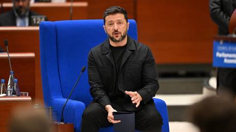 Зеленский проиграл бы Залужному: опрос показал настроения украинцев