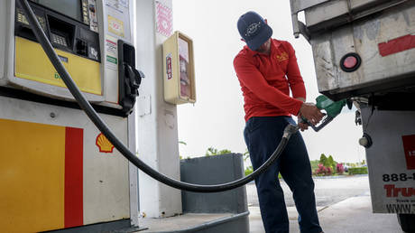 Санкции ЕС разогревают рынок: как ограничения на российскую нефть отражаются на ценах на дизель