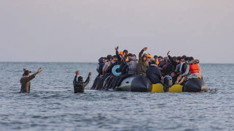 Французская полиция начала прокалывать надувные лодки мигрантов в Ла-Манше