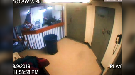 Тайна пропущенной минуты: Консерваторы обвиняют власти в сокрытии деталей смерти Эпштейна