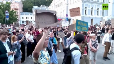 Политический кризис в Киеве: Улицы требуют борьбы с коррупцией, Зеленский под давлением