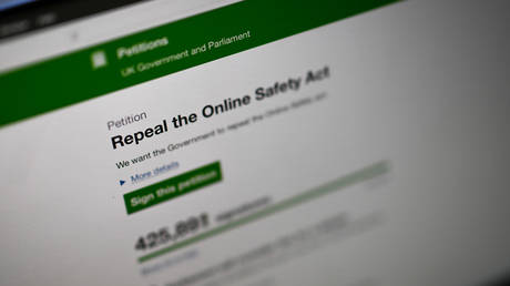 Цензура или защита? Британия в огне споров из-за нового закона о безопасности в интернете