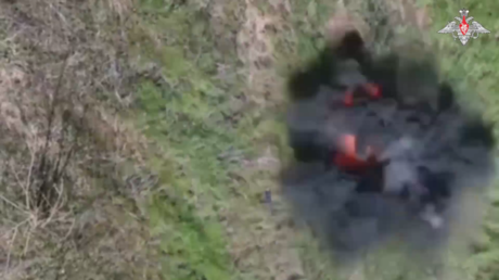 Инженеры используют авиабомбы для обезвреживания взрывных устройств, показывают военные кадры