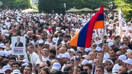 Армения требует свободы: Массовые протесты в защиту бизнесмена Самуела Карапетяна