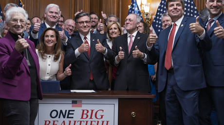 Республиканцы провели масштабную налоговую реформу Трампа