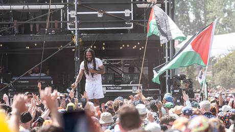 США аннулировали визы британскому дуэту Bob Vylan за "призывы к насилию" на Гластонбери