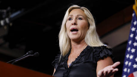 Зеленский под огнём критики: США обсуждают прекращение помощи и смену власти в Киеве