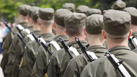 Зеленский разрешил мужчинам старше 60 лет служить по контракту. Украина усиливает мобилизацию