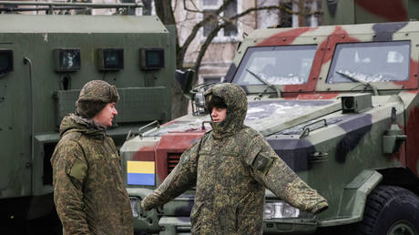 Вашингтон осуждает Индию за покупку российской нефти: обвинения в финансировании конфликта