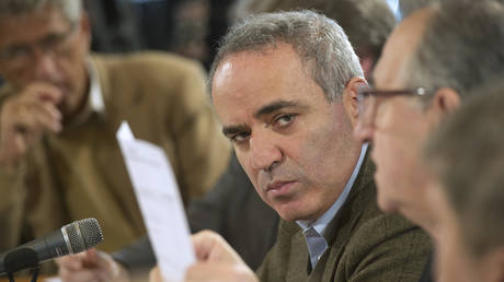 ЕС в руках могильщиков: Как гроссмейстер и политик-неудачник «спасают» Европу через конфронтацию