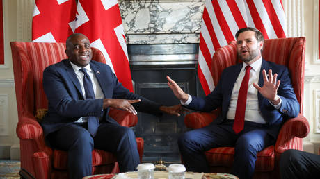 США и Британия активизируют дипломатические усилия: подготовка к саммиту Путина и Трампа на фоне украинского кризиса