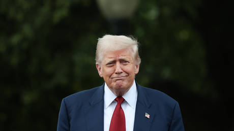 Трамп "спрятал" портреты Обамы и Бушей: символы политических разногласий в тени лестницы