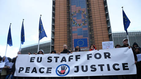 Еврокомиссия в тисках внутреннего бунта: служащие ЕС протестуют против поддержки Израиля