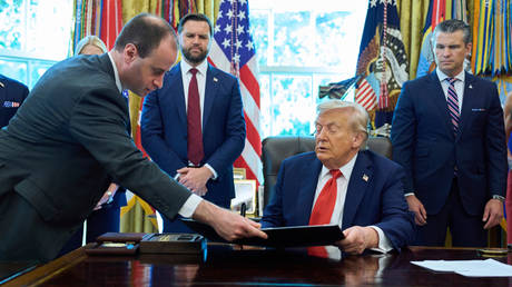 Трамп объявил о смене стратегии: США прекратили прямое финансирование Украины и зарабатывают на поставках оружия через НАТО