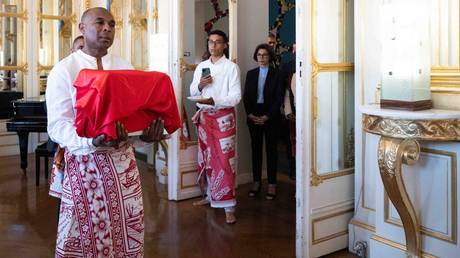 Франция вернула Мадагаскару черепа колониальной эпохи, включая останки короля Тоэры