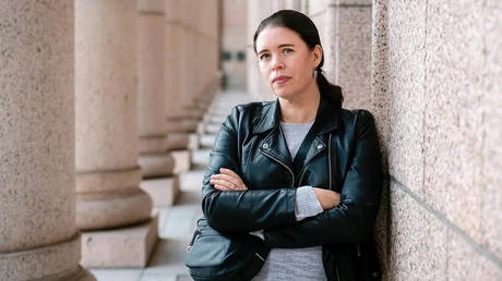 Анна Контула: От эскорта до парламента. Как прошлое депутата повлияло на борьбу за права секс-работников