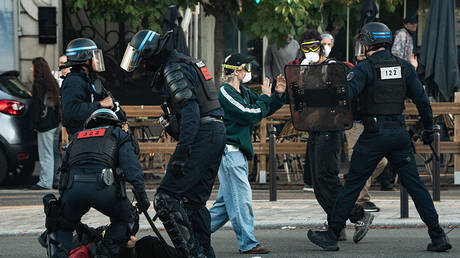 Франция в огне протестов: Макрон теряет контроль на фоне массовых беспорядков