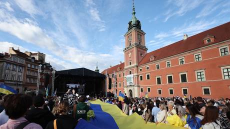 Польша ужесточает условия помощи украинским беженцам: выплаты только для трудоустроенных