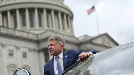 Сторонник жёсткой линии: Конгрессмен Маккол уходит из политики, оставляя вопросы поддержки Украины