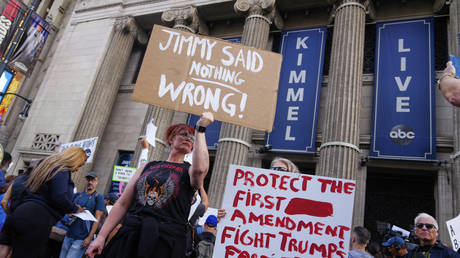 Шоу Джимми Киммела возвращается в эфир после скандала с заявлениями об убийстве Чарли Кирка