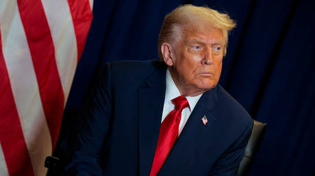 Трамп требует расследования в отношении экс-главы ФБР Рэя из-за событий 6 января