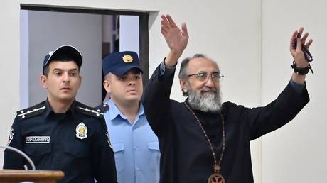 Суд над архиепископом: церковный раскол в Армении на фоне уступок Азербайджану