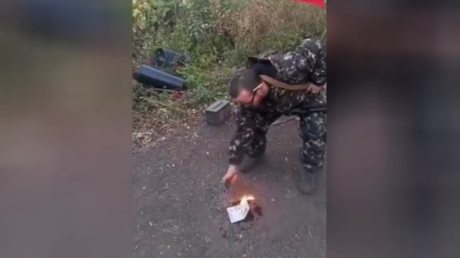 Британский доброволец сжигает паспорт в знак протеста: «Слава России!»