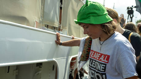 Грета Тунберг и активисты депортированы из Израиля после рейда на флотилию помощи в Газу