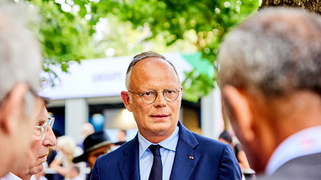 Бывший премьер Франции призвал Макрона уйти в отставку