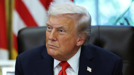 Под давлением Вашингтона: Трамп заявляет об отказе Индии от российской нефти