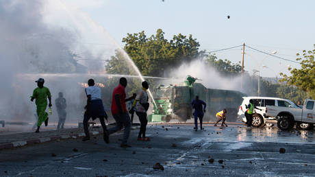 Конфликт в Дуаале: Митингующие противостоят силовикам