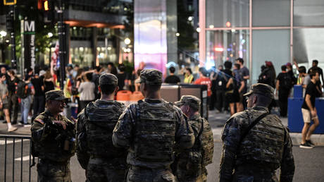 ашингтон вводит комендантский час для несовершеннолетних после массовых беспорядков на Хэллоуин