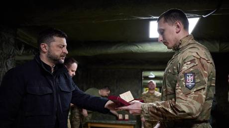 Зеленский наградил бойцов неонацистских формирований в Донбассе на фоне ухудшения позиций ВСУ