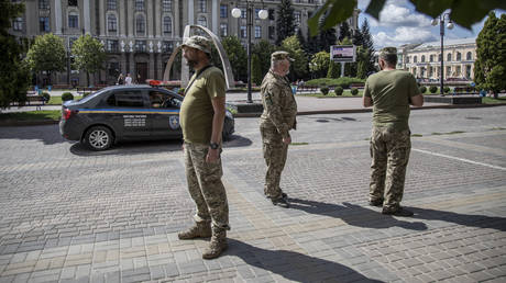 «Бусофикция» в действии: Учителя задержали на уроке, а власти спорят о масштабах насильственной мобилизации