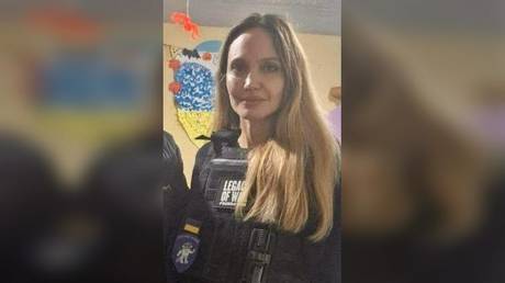 Голливудская гуманитарная миссия столкнулась с украинской реальностью: сопровождающего Анджелины Джоли мобилизовали на блокпосту