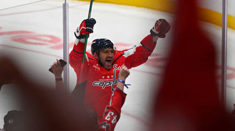 Овечкин забросил 900-ю шайбу, а вратарь попытался ее спрятать