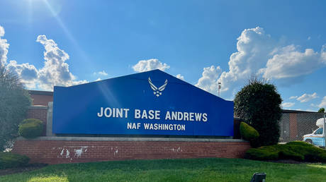 Инцидент с «подозрительным порошком» на авиабазе, где базируется самолет президента США