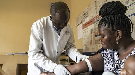 Условия Вашингтона: США требуют образцы патогенов в обмен на возобновление помощи здравоохранению