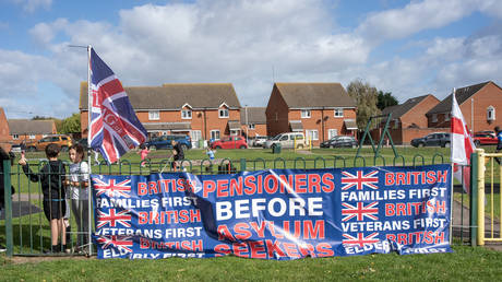 План Великобритании по расселению 10 000 мигрантов встречает волну протестов