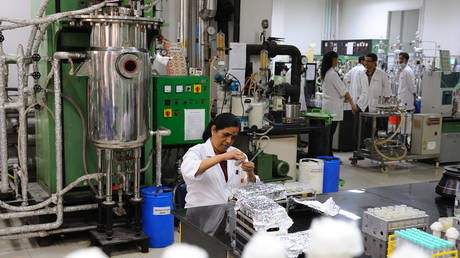 Жесткий курс Дели: Индия ужесточает контроль над фармацевтикой после смертей детей от сиропов