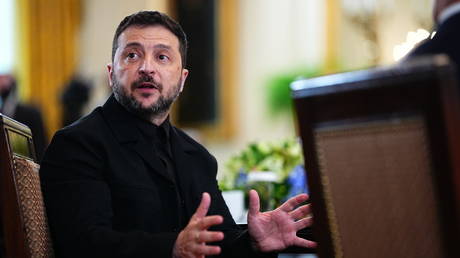 Западные деньги разворовываются, а киевский режим вышел из-под контроля