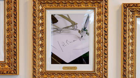 Битва автопенов: Трамп объявил недействительными указы Байдена, подписанные роботом